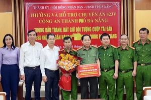 Lãnh đạo Thành ủy, UBND, HĐND TP Đà Nẵng trao hoa chúc mừng Công an Đà Nẵng