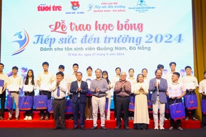 100 suất học bổng với tổng kinh phí hơn 1,5 tỷ đồng được trao đến các tân sinh viên