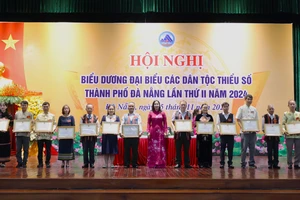 Biểu dương, khen thưởng các tập thể, cá nhân tiêu biểu trong thực hiện công tác dân tộc, chính sách dân tộc