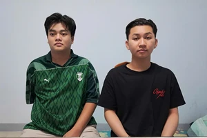 Nguyễn Hoàng Khang (trái) và Phan Anh Duy tại cơ quan Công an. Ảnh: CACC