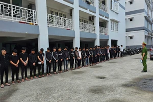 Cơ quan Cảnh sát điều tra Công an TP Đà Nẵng tống đạt quyết định khởi tố. Ảnh: CACC