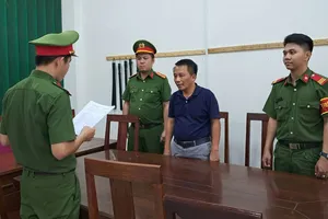 Cơ quan Cảnh sát điều tra Công an TP Đà Nẵng tống đạt các quyết định đối với Nguyễn Sĩ Khoa. Ảnh: CACC