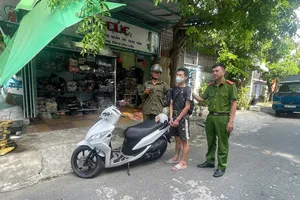 Công an TP Đà Nẵng bắt giữ Nguyễn Văn Bình. Ảnh: CACC