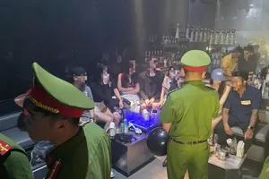Công an phường Hải Châu kiểm tra quán pub E.D. Ảnh: CACC