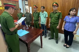 Cơ quan cảnh sát điều tra tống đạt quyết định khởi tố vụ án, khởi tố bị can đối với Phan Hoàng Phúc. Ảnh: CACC
