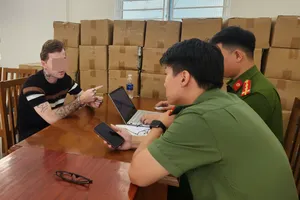 Công an làm việc với ông V.J.A. Ảnh: CACC