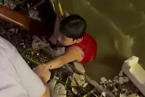 Người dân hợp sức cứu bé trai trôi trên sông Hàn