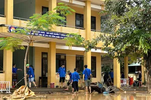 Hơn 1.500 đoàn viên, thanh niên, sinh viên đồng loạt ra quân hỗ trợ người dân khắc phục hậu quả mưa lũ