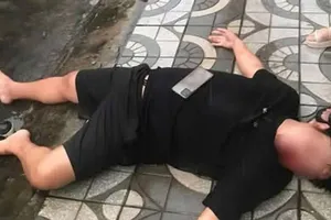 Nạn nhân bị đánh gãy xương mũi, nằm gục bên vỉa hè