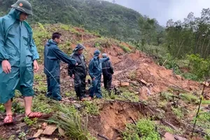 Lực lượng chức năng khảo sát thực địa phát hiện vết nứt trên núi Ngang