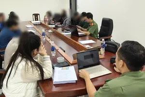 Công an làm việc với các đối tượng có liên quan đến đường dây tiền ảo TOSI. Ảnh: CACC