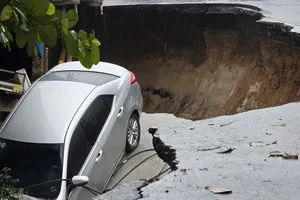 Hai ô tô bị nuốt chửng