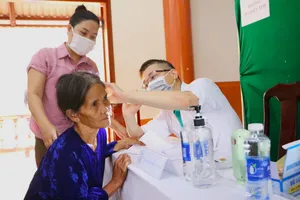 Khám, phát thuốc, tặng quà cho người dân miền núi TP Đà Nẵng