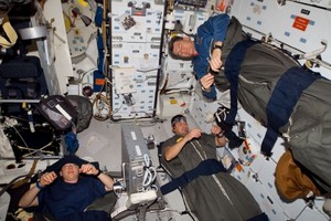 宇航員卡拉‧巴隆在國際空間站上參加 完“睡衣派對”後，在哥倫布實驗艙中休息。（圖源：互聯網）