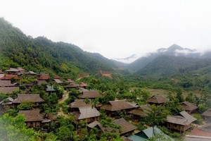 芒旦泰族人村莊裡的古老高腳屋。