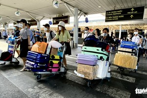 春節假期結束，新山一機場的乘客仍擁擠不堪。(圖源：tuoitre.vn)