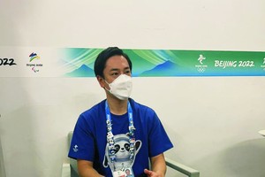 日本記者辻崗義堂在直播期間向日本 觀眾推介冰墩墩。