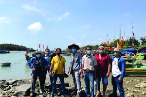 華人畫家赴巴地頭頓省創作時合照。