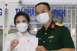 去年12月22日，國財與竹玲領證了。