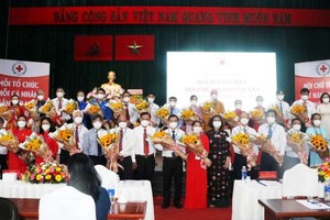 　　本市及第五郡領導向紅十字會第九屆 代表贈送鮮花。