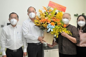 市領導探望模範醫師