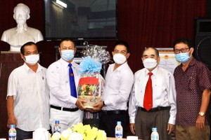 文忠孝編委（右三）向第五郡東醫會贈送果籃。