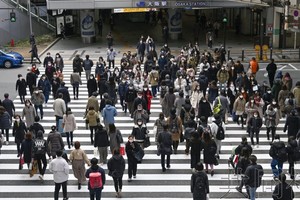 2月23日下午，人們走在大阪梅田街頭。（共同社）