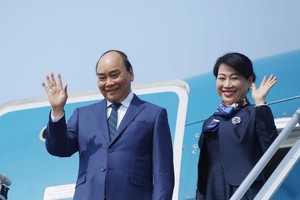 國家主席阮春福偕夫人抵達新加坡樟宜國際機場。 