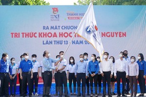 市委副書記阮胡海交青年月啟動旗幟。