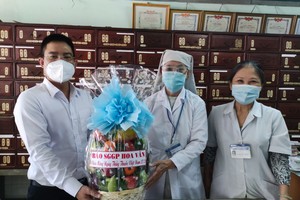 本報編委文忠孝向第六郡東醫會贈送果籃。