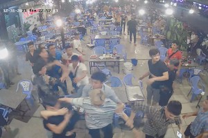 監視器記錄一群年輕人在“二刀”酒肆毆打多名女子的事件。