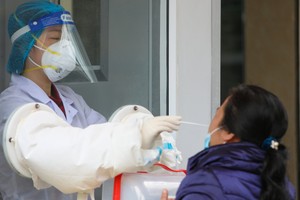 　　各地方要加強監察、檢測力度，按適應新形勢方向組織醫療隔離 以防疫。