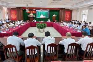 　　政治系統的各個活動要加強應用資訊技術。圖中是第七郡黨部 執委會以視像形式召開會議。