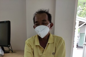 項國富剛剛出院就到報社求助。