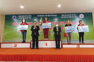 華人女棋手陳慧瑩(左一)榮獲國家象棋賽錦標女子組銀獎。