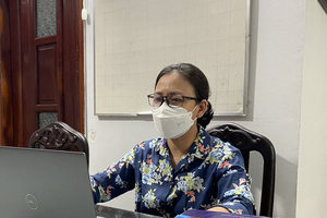 　　第一郡阮秉謙小學的教師張氏碧玉在染 疫期間仍線上教學。