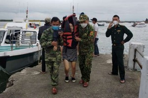 將遇難者救上岸。