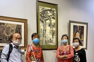 　　人民藝人、書畫家張路(左一)、華人女畫家 馮錦萍(左二)及何麗華(左三)在畫展合照。