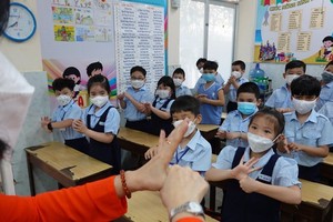 第三郡梁定古小學的老師指導學生如何正確地洗手。