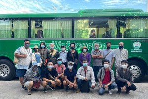 參加創作營的畫家在啟程前合照。