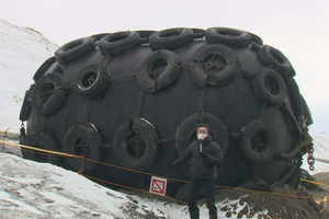 日本海岸現兩個巨大“黑塊”