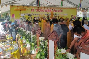 會安市為汽艇側翻事故罹難者超度