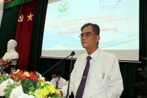 永隆省人委会常务副主席黎光忠在座谈会上发言。 