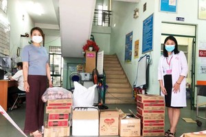 鶯翹（左）向平新郡平興和B坊醫療站贈送防疫 醫療用品。