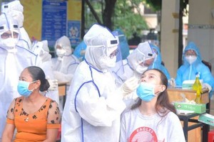 為平新郡居民進行新冠肺炎病毒檢測篩查。