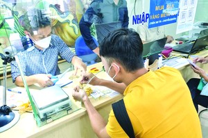 民眾在選購金片。