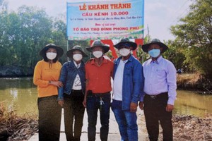 　　豐富會館理事會代表與貴賓在“一萬” 橋上合照。