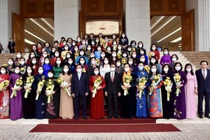 政府總理范明政與各位模範婦女代表合影。