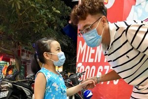 聆聽孩子的心聲，跟他們交流，有助 孩子的心理有利發展。