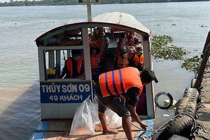 市交通運輸廳要求水上客運經 營單位時刻提醒乘客在搭乘過程中要穿救生衣。